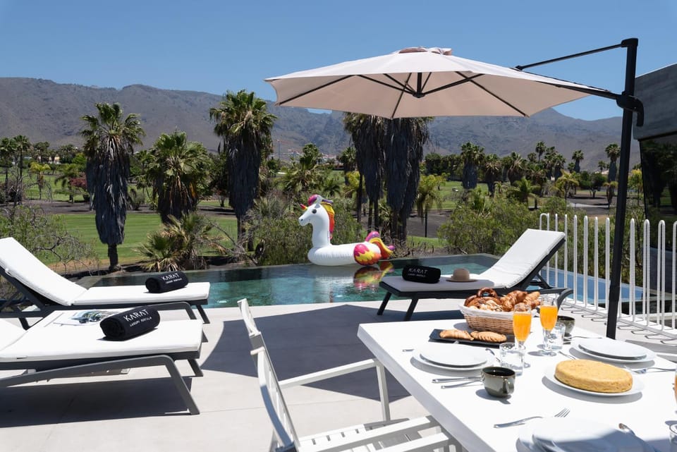 Patio, Spring, Day, Garden, Living room, Food and drinks, Seating area, Dining area, Food, Garden view, Mountain view, Pool view, Swimming pool, Breakfast, Continental breakfast, Lunch, Dinner, sunbed