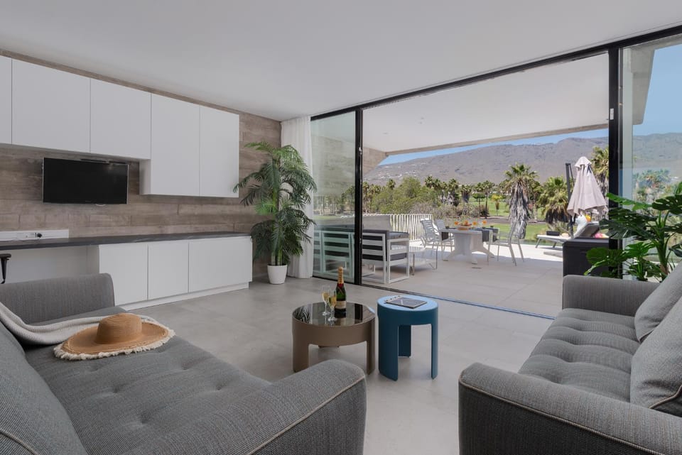 Patio, Communal lounge/ TV room, Natural landscape, TV and multimedia, View (from property/room), Balcony/Terrace, Kitchen or kitchenette, Living room, Seating area, Dining area, Evening entertainment, Mountain view