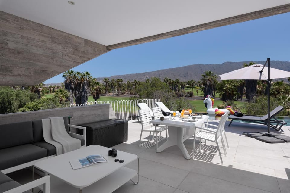 Patio, Spring, Day, View (from property/room), Balcony/Terrace, Living room, Food and drinks, Seating area, Dining area, Food, Mountain view, Pool view, Swimming pool, Drinks, sunbed
