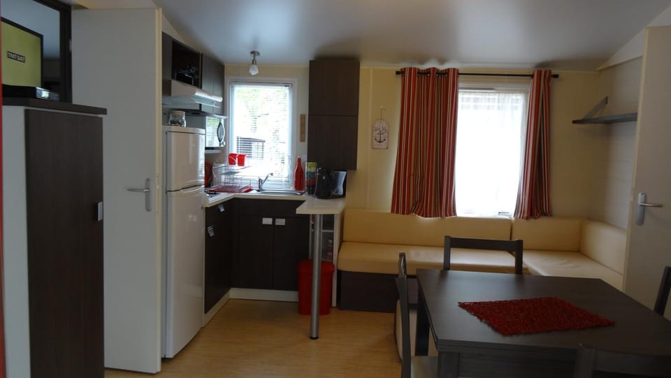 Kitchen or kitchenette, Dining area, stove