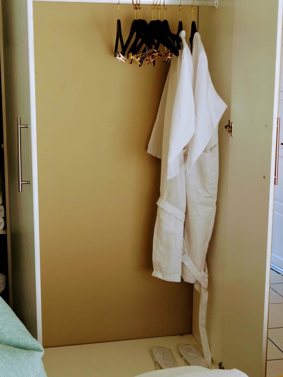 towels, wardrobe
