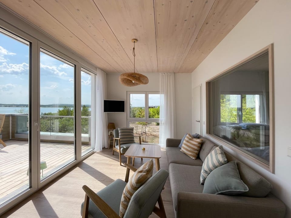 TV and multimedia, View (from property/room), Balcony/Terrace, Living room, Seating area, Lake view