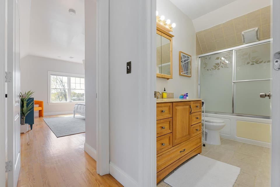 Amazing family-friendly and group-friendly accommodation #TheBackDorch Apartment in Quincy