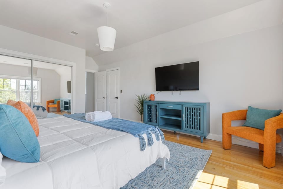 Amazing family-friendly and group-friendly accommodation #TheBackDorch Apartment in Quincy