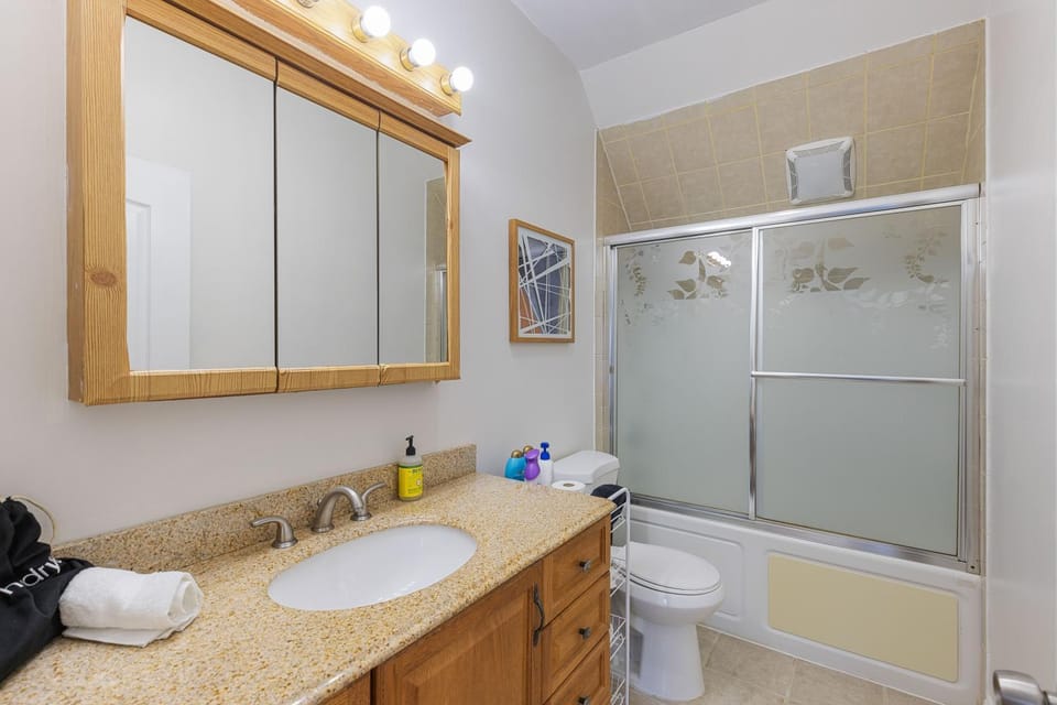 Amazing family-friendly and group-friendly accommodation #TheBackDorch Apartment in Quincy