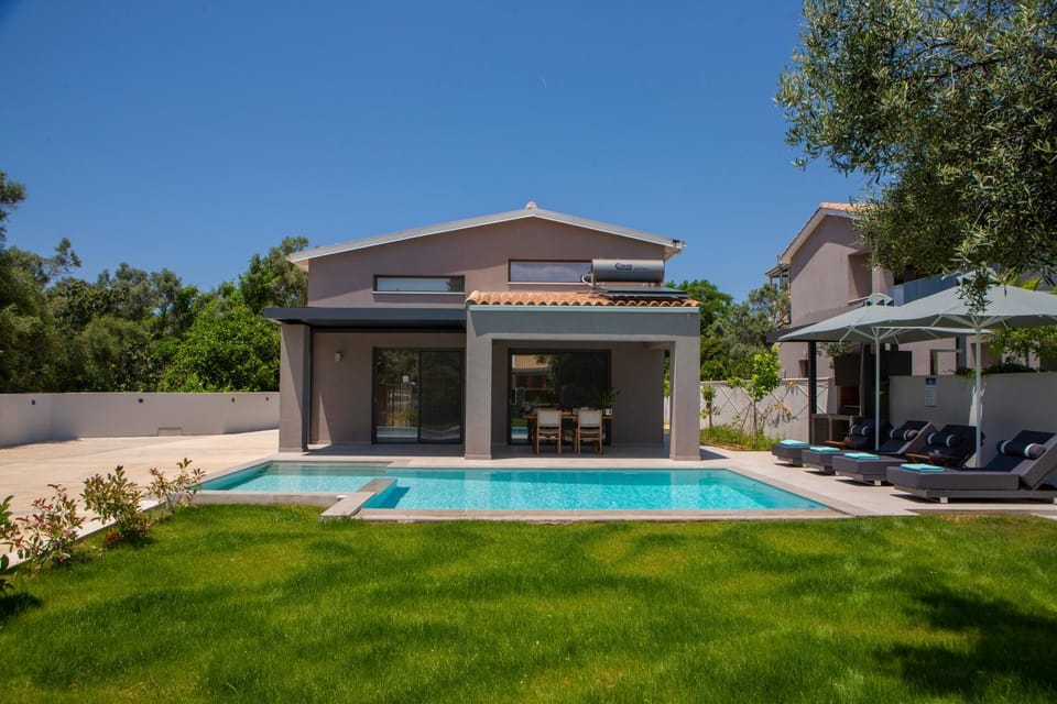 Property building, Garden view, Pool view, Swimming pool