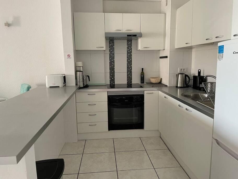 Coffee/tea facilities, dishwasher, oven, stove, toaster, washing machine, kitchen