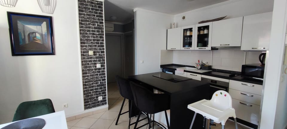 Kitchen or kitchenette, Seating area, Dining area, minibar