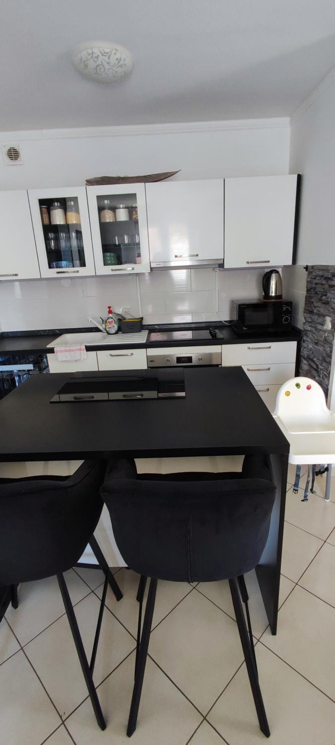 Kitchen or kitchenette, Dining area, minibar, pet friendly, stove