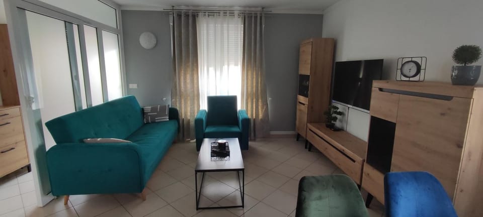 TV and multimedia, Living room, Seating area, Evening entertainment