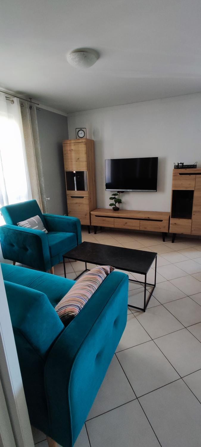 TV and multimedia, Living room, Seating area, Evening entertainment
