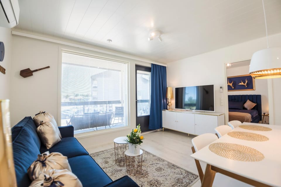 TV and multimedia, Living room, Photo of the whole room, Seating area, Dining area