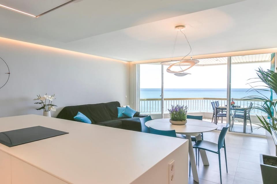 View (from property/room), Balcony/Terrace, Living room, Dining area, Sea view