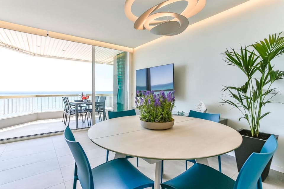 Communal lounge/ TV room, TV and multimedia, View (from property/room), Balcony/Terrace, Dining area