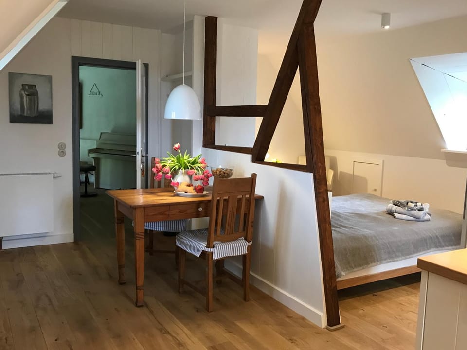 Bed, Photo of the whole room, Dining area, Bedroom
