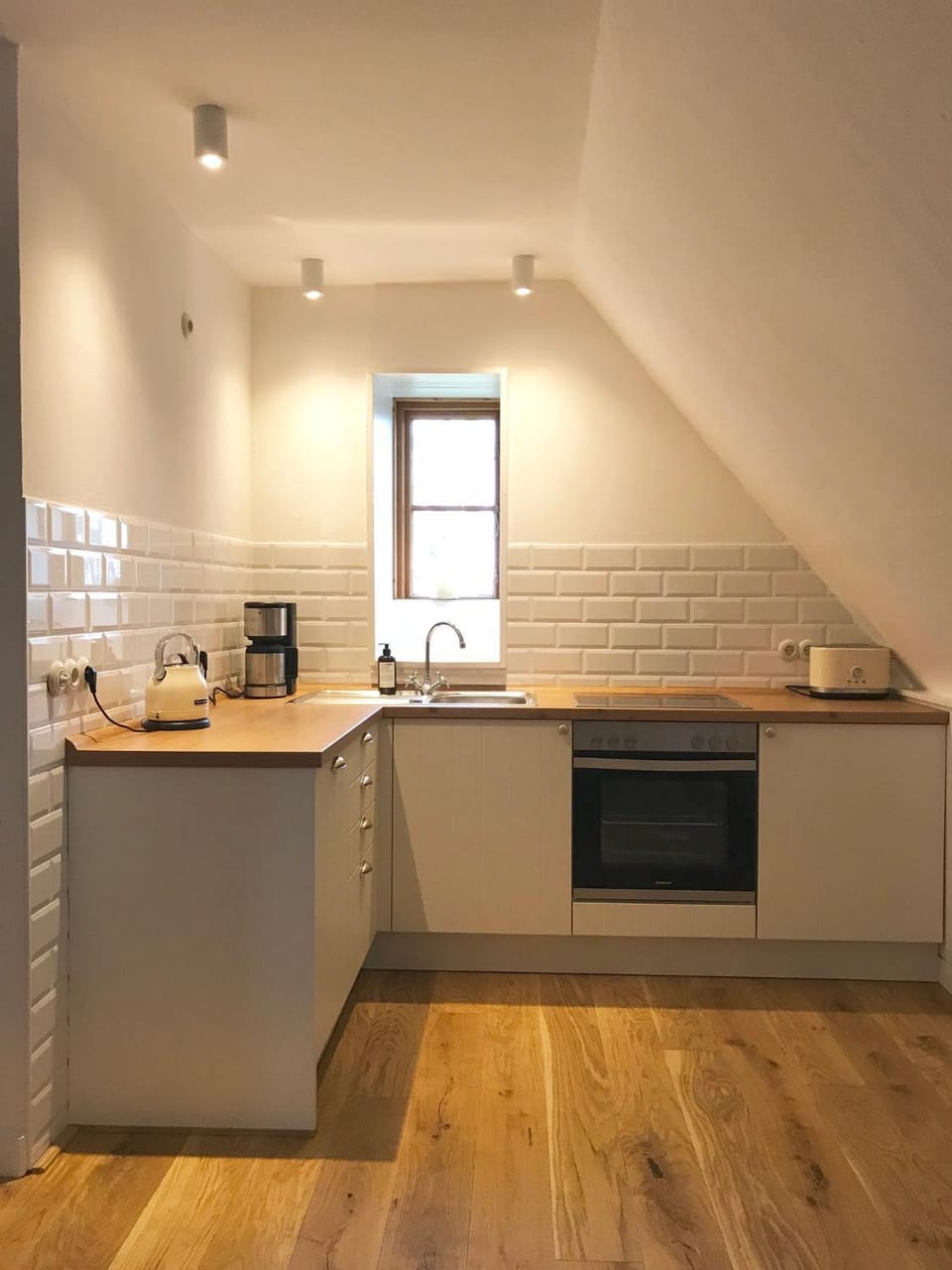 Coffee/tea facilities, Kitchen or kitchenette, stove