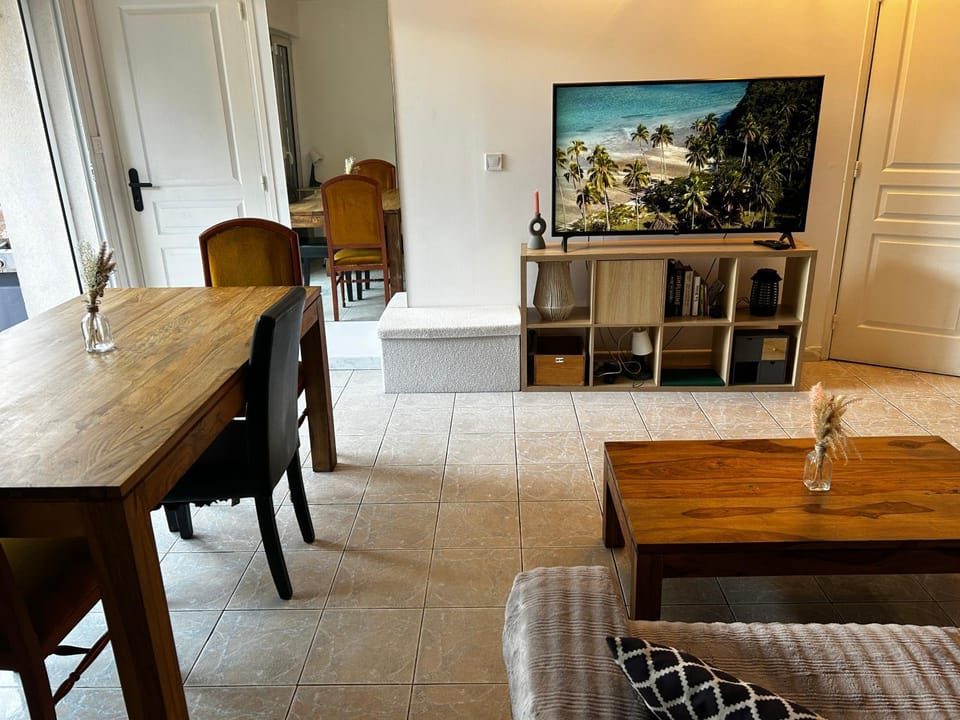 TV and multimedia, Seating area, Dining area