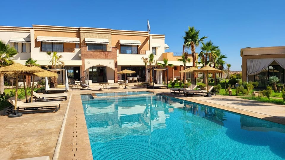 Property building, Patio, Day, Pool view, Swimming pool, sunbed