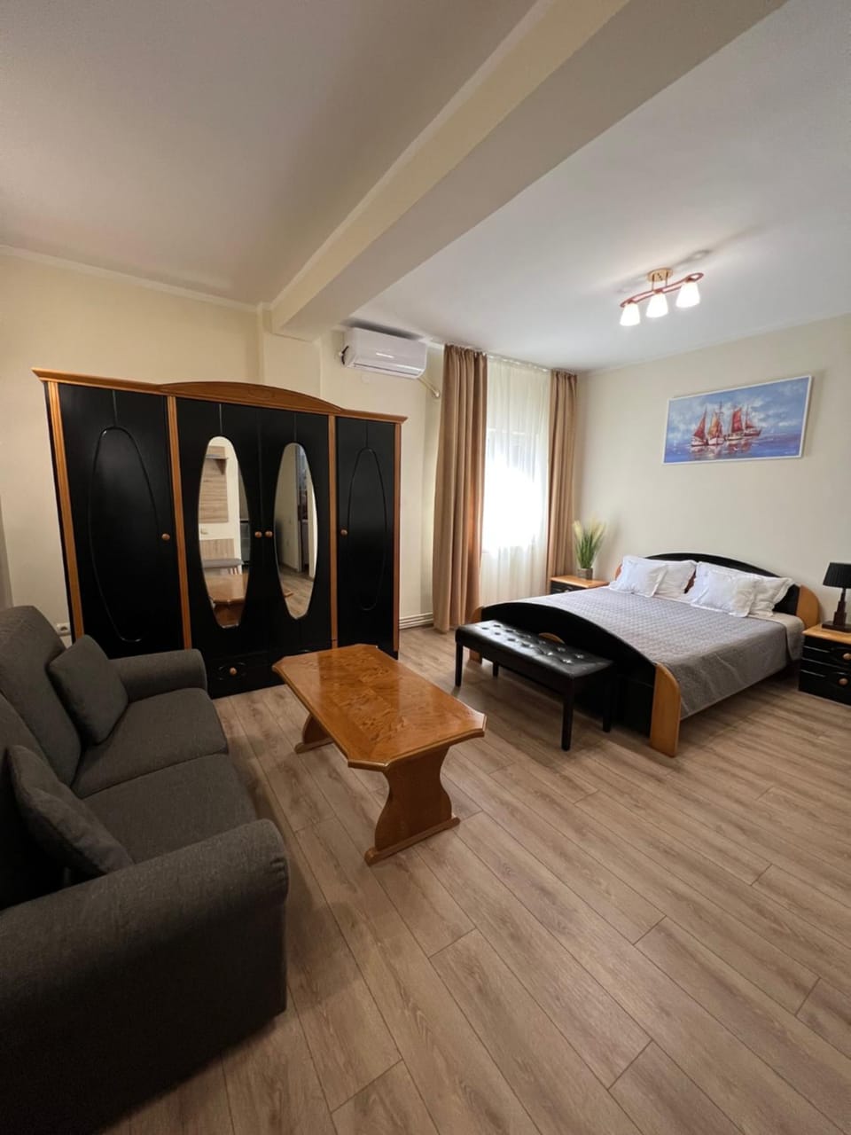 Bed, TV and multimedia, Seating area, Bedroom, wardrobe