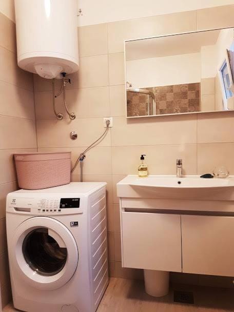 Bathroom, washing machine