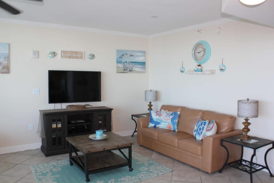 Sanibel 505 by ALBVR - Beautiful condo with amazing views, outdoor pool, fitness room, and sauna House in West Beach