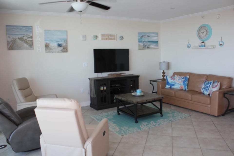 Sanibel 505 by ALBVR - Beautiful condo with amazing views, outdoor pool, fitness room, and sauna House in West Beach