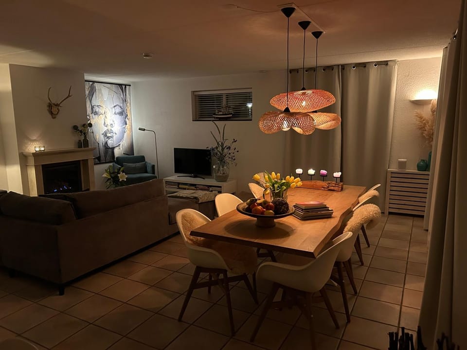 Seating area, Dining area