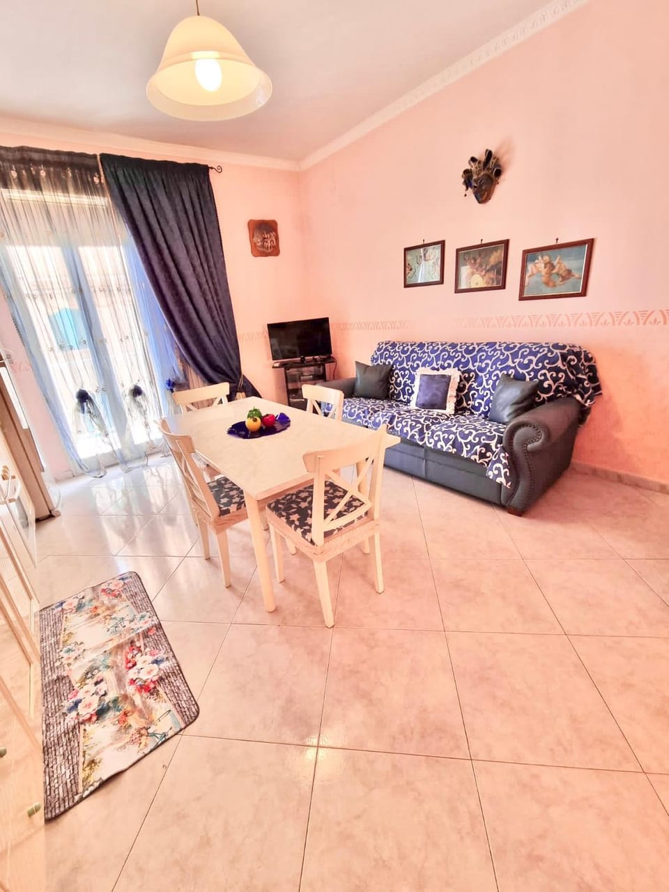 TV and multimedia, Living room, Seating area, Dining area, air conditioner