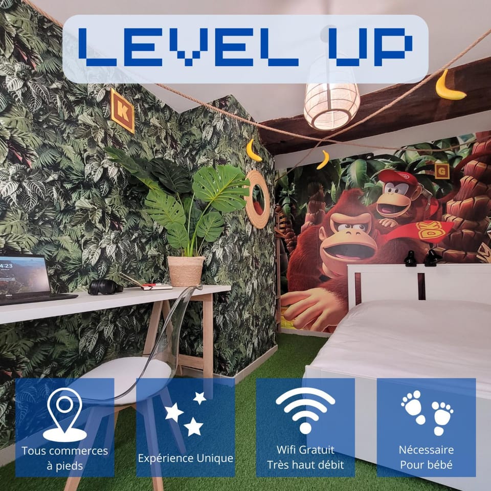 Photo of the whole room, Seating area, Text overlay