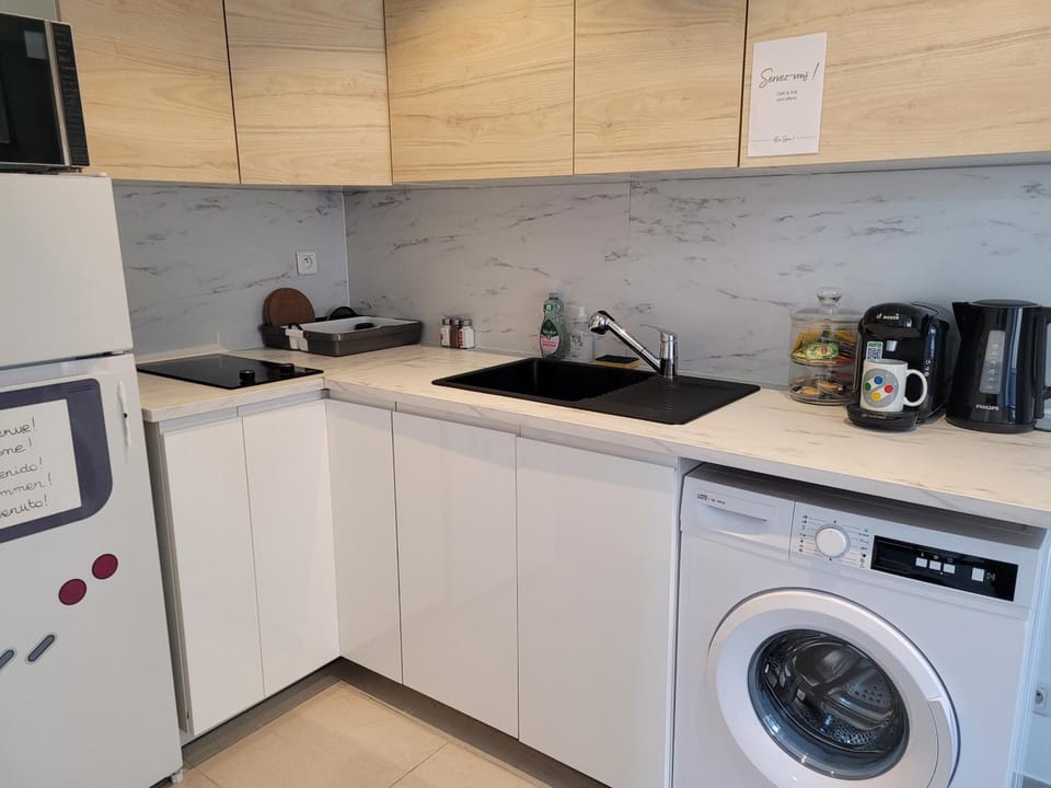 Coffee/tea facilities, Kitchen or kitchenette, stove, toaster, washing machine