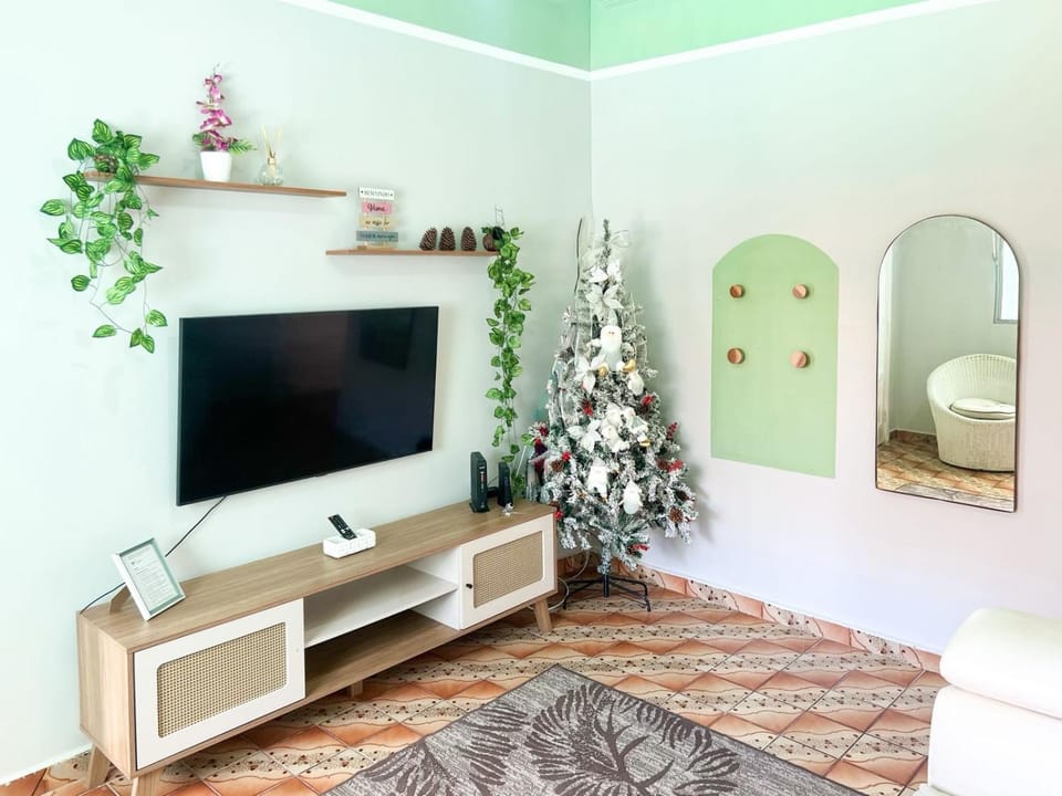 Casa à 300 metros da PRAIA com PISCINA, CHURRASQUEIRA e 2 VAGAS DE GARAGEM! House in State of São Paulo