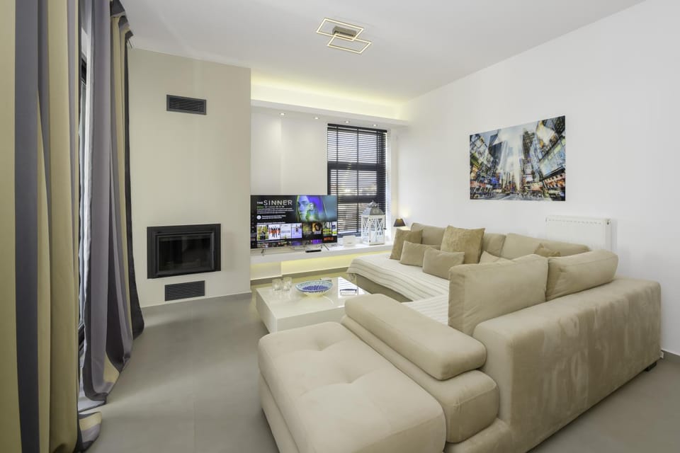 Communal lounge/ TV room, TV and multimedia, Living room, Seating area, Evening entertainment