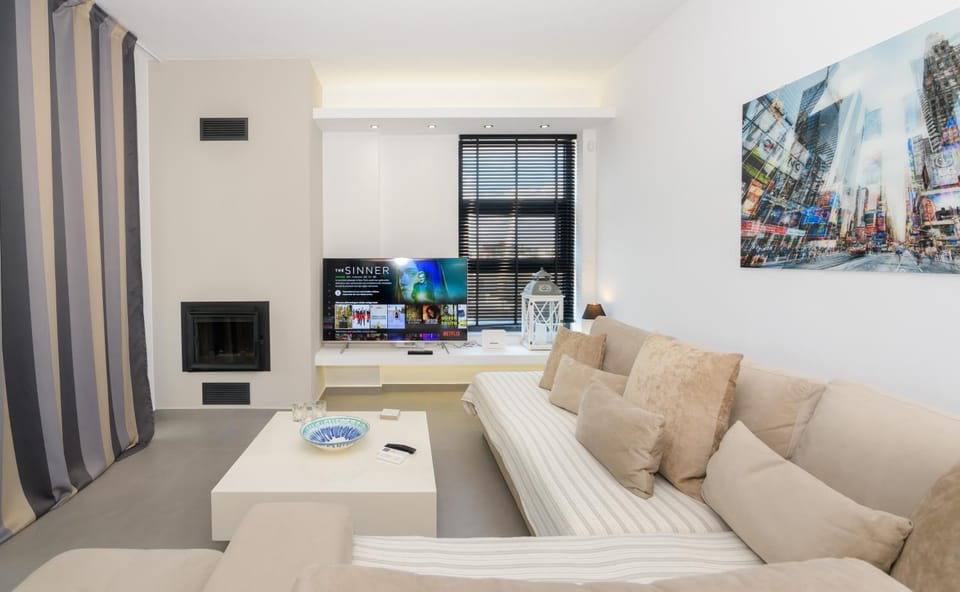 Communal lounge/ TV room, TV and multimedia, Living room, Seating area, Evening entertainment