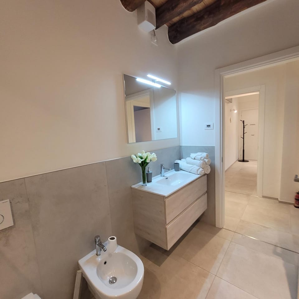 Shower, Toilet, Bathroom, Photo of the whole room, towels