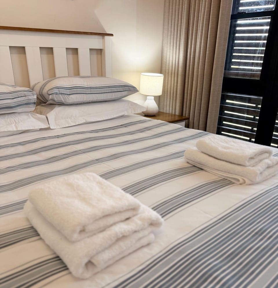 Bedroom, towels