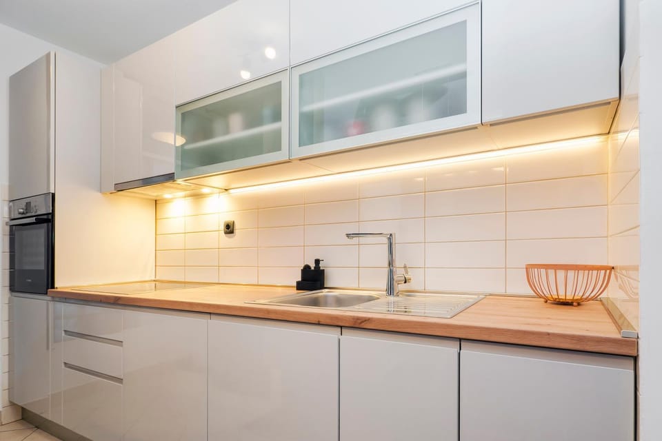 Kitchen or kitchenette, dishwasher, oven