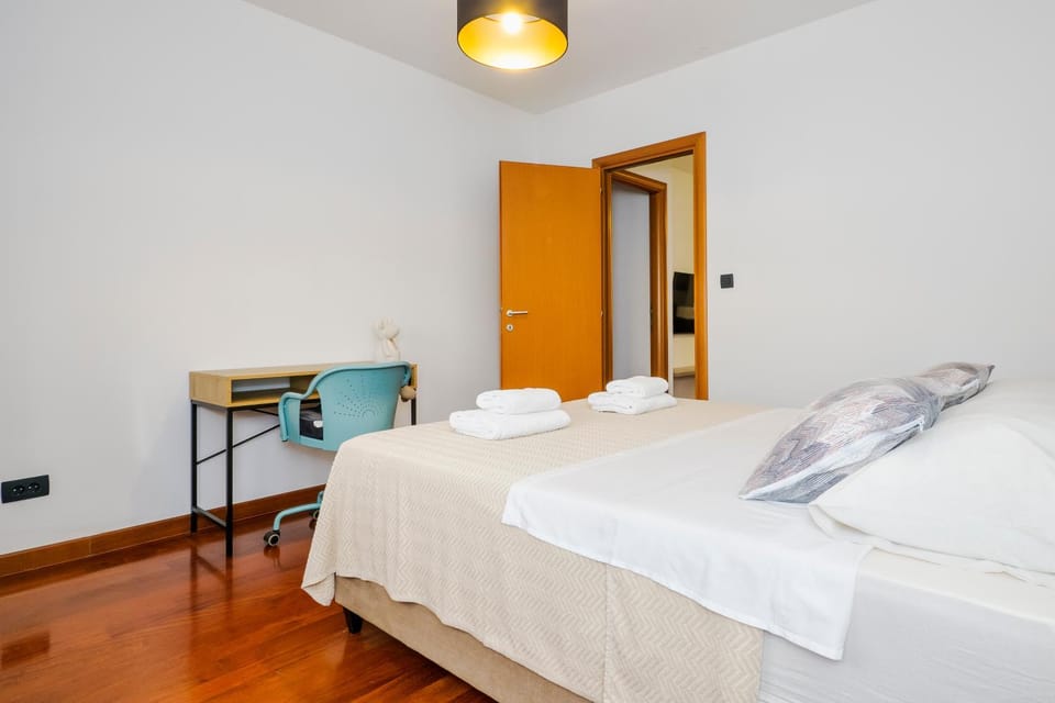 Bed, Bedroom, towels