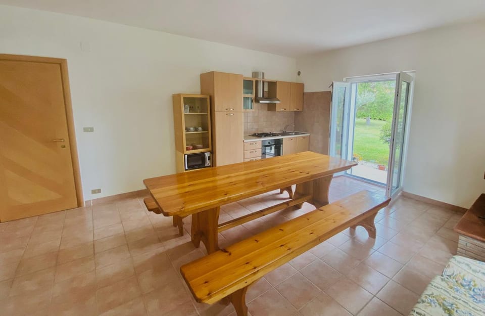 Kitchen or kitchenette, Dining area, stove