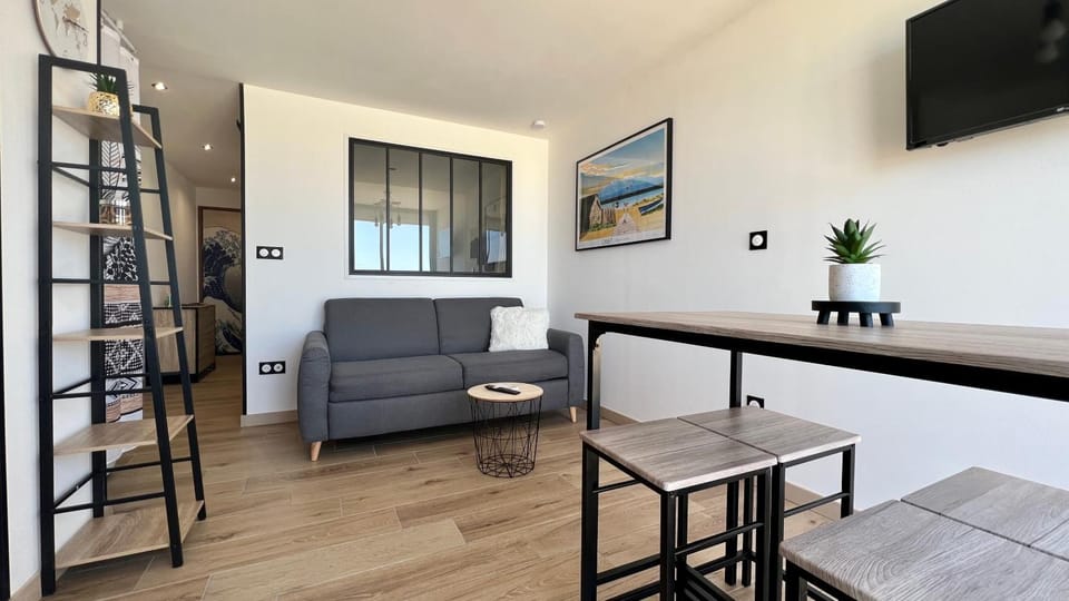 TV and multimedia, Kitchen or kitchenette, Living room, Seating area, Dining area