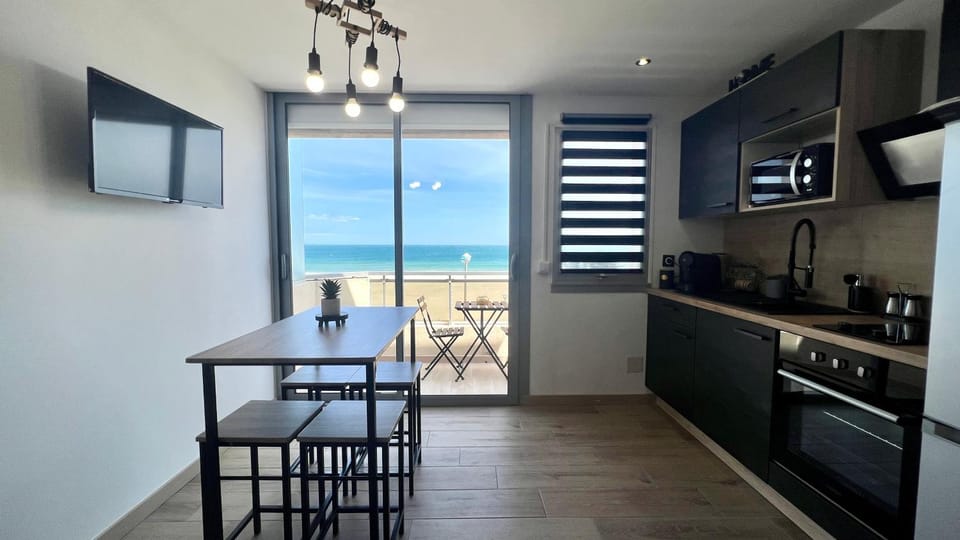 Natural landscape, Kitchen or kitchenette, Dining area, Beach, Sea view, minibar, oven, pet friendly, stove