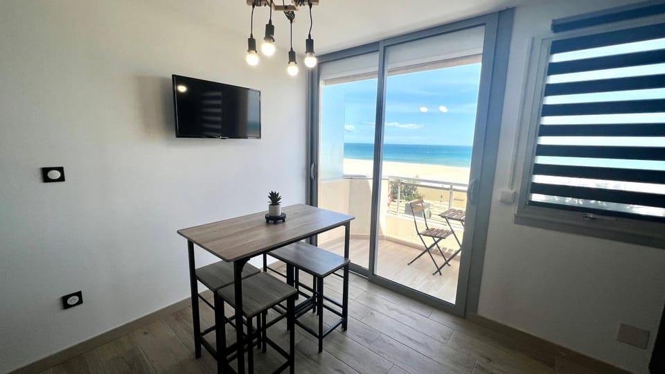 Communal lounge/ TV room, Natural landscape, TV and multimedia, View (from property/room), Balcony/Terrace, Living room, Seating area, Dining area, Beach, Evening entertainment, Sea view