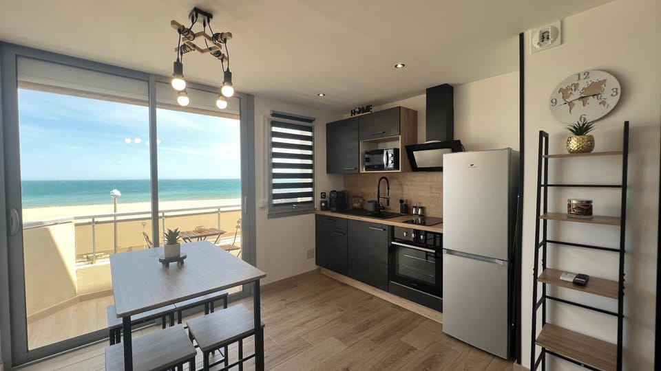 Kitchen or kitchenette, Dining area, Beach, Sea view, minibar, oven, pet friendly, stove