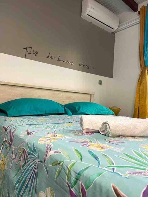 Bed, Photo of the whole room, Bedroom, air conditioner