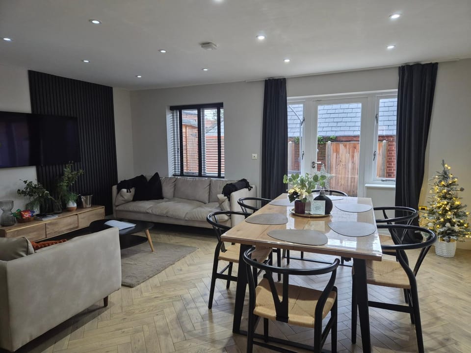 Charming 3-Bed House with 1 Parking space House in Canterbury