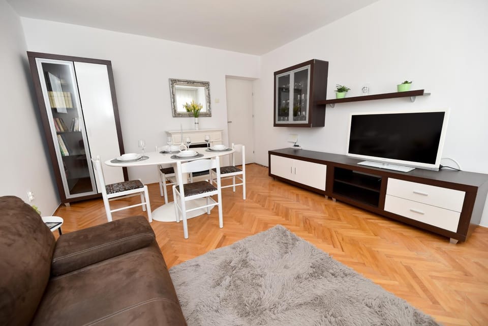 TV and multimedia, Living room, Seating area, Dining area