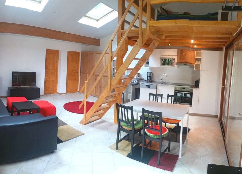 Kitchen or kitchenette, Living room, Dining area, minibar, pet friendly