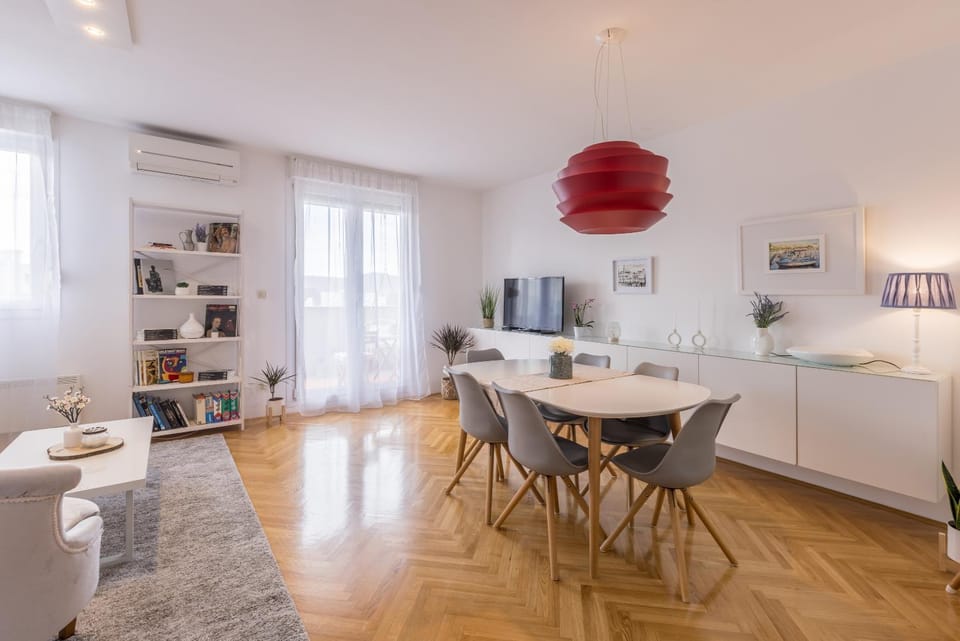 TV and multimedia, Living room, Seating area, Dining area