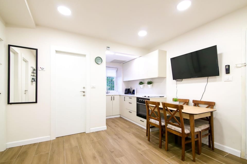 TV and multimedia, Kitchen or kitchenette, Dining area, oven