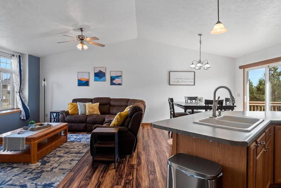 Kitchen or kitchenette, Living room, Seating area, fireplace