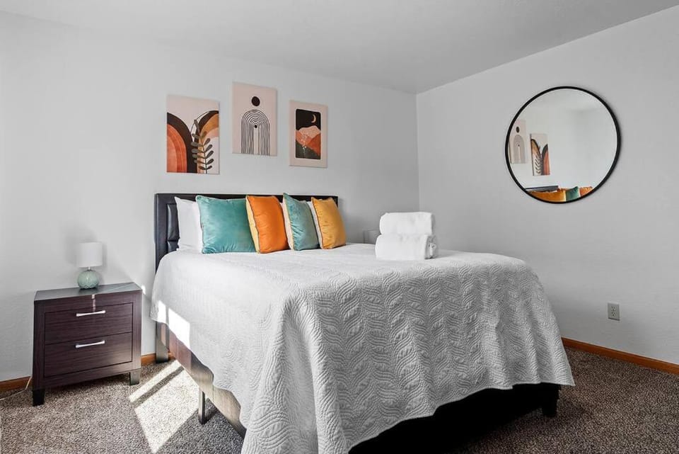Bed, Photo of the whole room, Bedroom